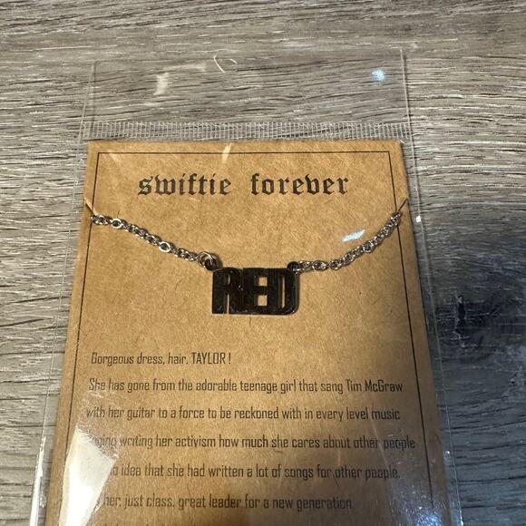 Taylor Swift Red Necklace - Picture 2 of 2